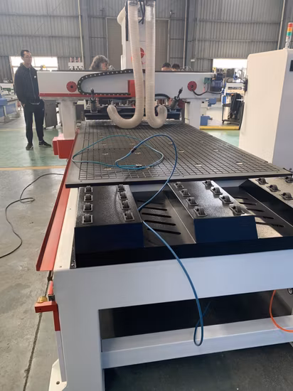 1300 x 2500 mm 4-Achsen-Atc-Liner-CNC-Fräser 3D-Holzbearbeitungsmaschine Möbelschrank-Schneidgravur CNC-Holzschnitzmaschine MDF-Fräsmaschine